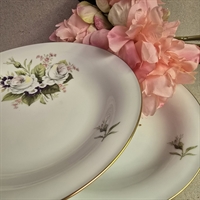 dybe-porcelænstallerkner-Paris-B&G-vild-rose-viol-dekoration-gamle-danske-tallerkner